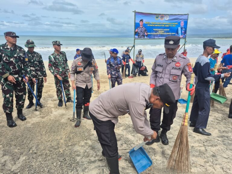 Polsek Cikelet Gelar Program Jabar Raksa Sagara, Bersihkan Pantai Santolo Bersama Instansi Terkait