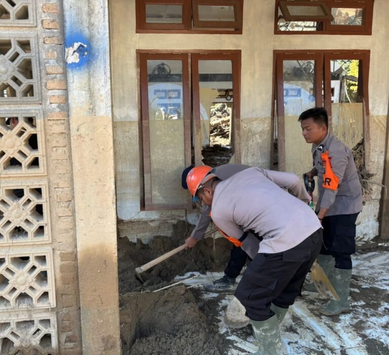 Brimob Sumut Hadir untuk Negeri: Dari Pembersihan Rumah Ibadah Hingga Pemasangan Starlink untuk Warga Garoga