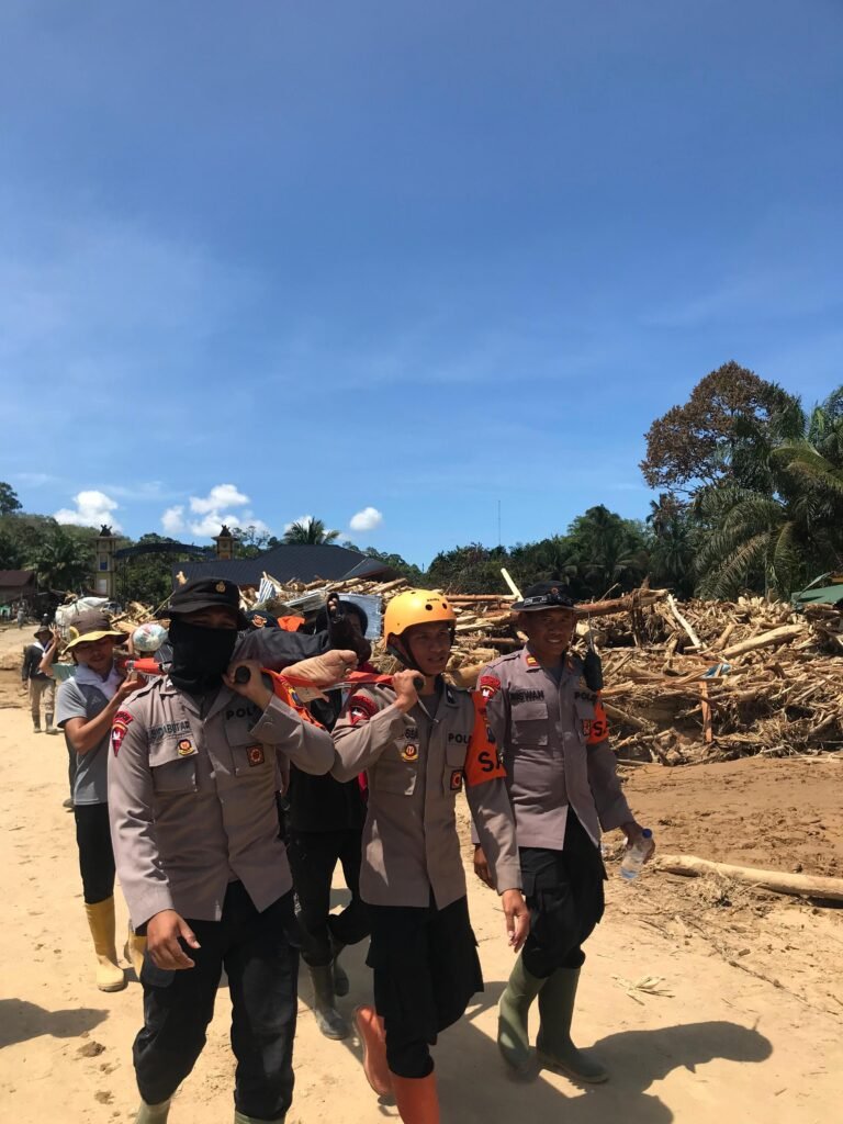 Polda Sumut Sigap di Garoga: Susur Material Longsor, Selamatkan Warga, Hingga Evakuasi Pasien ke Posko Medis