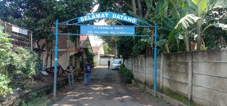 Provider Fiber Star Leluasa Pasang Tiang Internet Ketua RW/07 Palasari Diduga Langgar UU KIP