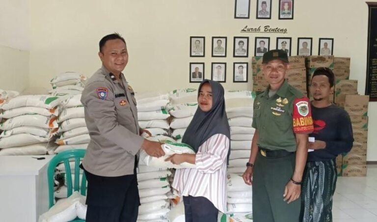 Polsek Ciamis Polres Ciamis Awasi Distribusi Bantuan Pangan ke Warga Kelurahan Benteng