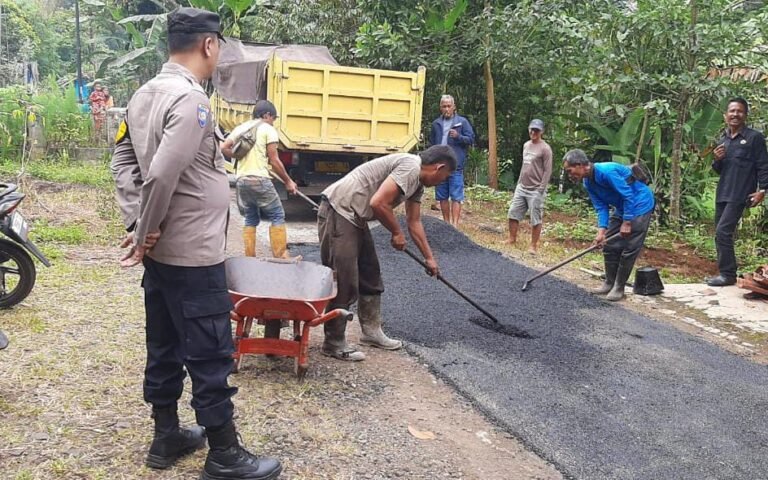Humanis, Polsek Cisaga Polres Ciamis Monitoring Pengecoran Jalan Dusun Cipurut