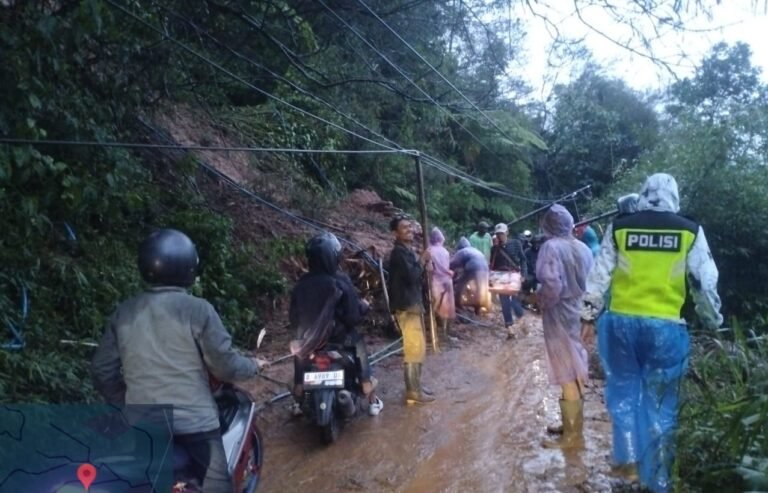 Polsek Banjarwangi Laksanakan Mitigasi Bencana Longsor Di Empat Titik Ruas Jalan Cijakang–Singajaya