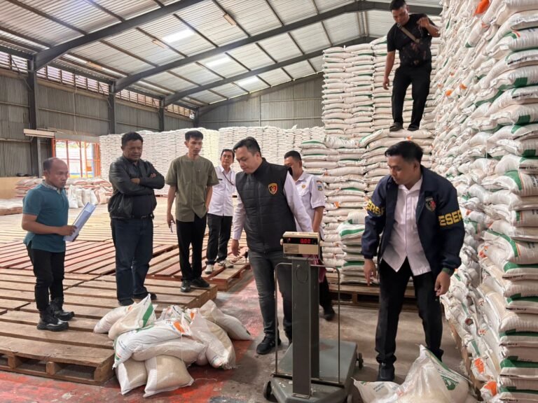 Sat Reskrim Polres Garut Lakukan Pengecekan dan Monitoring Penyaluran Bantuan Pangan di Gudang Bulog dan Distributor
