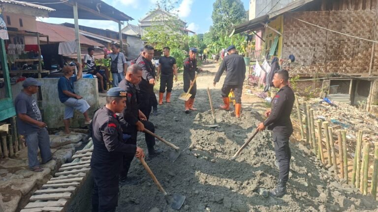 Brimob Polda Sumut Perbaiki Tanggul yang Jebol, Akses Jalan Desa di Langkat Kembali Bisa Dilalui