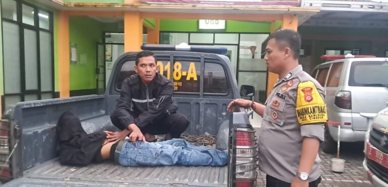 Polsek Bayongbong Polres Garut Evakuasi Korban Laka Lantas di Ruas Jalan Raya Bayongbong