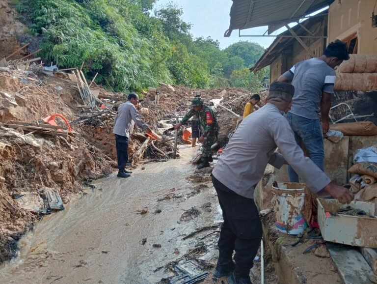 Bhabinkamtibmas dan Babinsa Bantu Warga Bersihkan Rumah Pasca Banjir dan Longsor di Sibolga Selatan