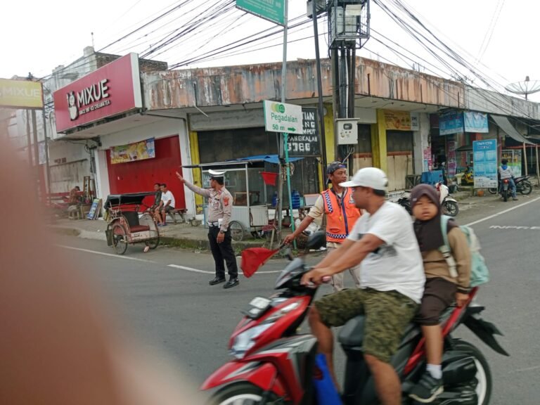 Pelayanan Masyarakat, Polsek Banjarsari Polres Ciamis Siagakan Personel di Jalur Padat Lalu Lintas