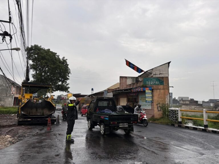 Sat Lantas Polres Garut Lakukan Rekayasa Lalu Lintas Buka–Tutup untuk Lancarkan Arus di Tengah Perbaikan Jalan