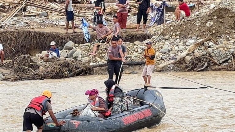Perahu Karet Darurat Jadi Penyelamat, Polda Sumut Evakuasi Warga Sakit & Urgent Terdampak Bencana di Garoga