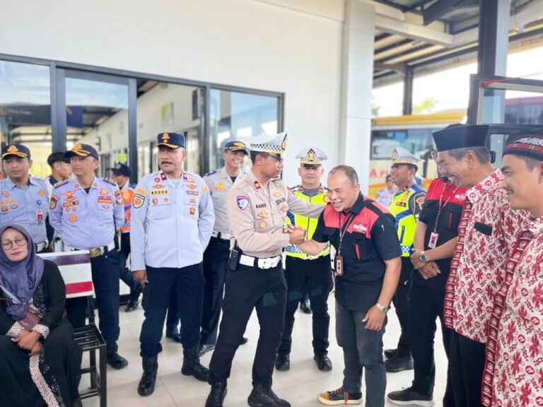 Polantas Menyapa : Satlantas Polres Garut Ajak Sopir Bus Terminal Guntur Jaga Keselamatan Demi Kenyamanan Penumpang