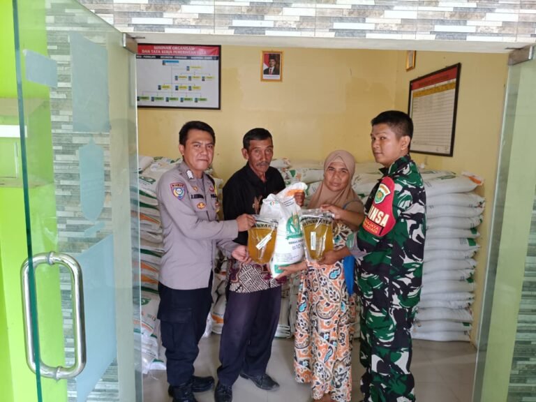 Polsek Lakbok Polres Ciamis Awasi Distribusi Bantuan Pangan ke Warga Purwajaya