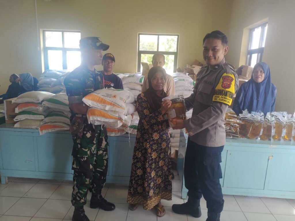 Polsek Cijeungjing Polres Ciamis Awasi Distribusi Bantuan Pangan ke Warga Dewasari