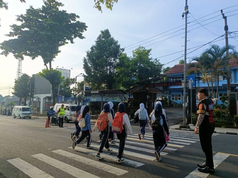 Pelayanan Masyarakat, Samapta Polres Ciamis Bersiaga di Daerah Rawan Kemacetan Saat Pagi