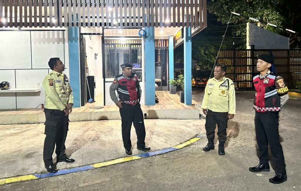 Humanis, Sat Samapta Polres Ciamis Patroli Dialogis Beri Imbauan Kamtibmas di Gardu Induk PLN