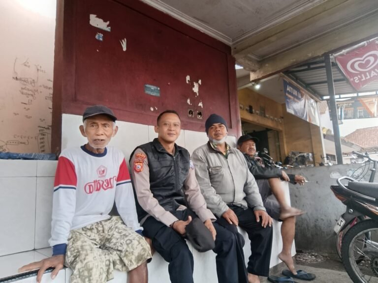 Datangi Pengemudi Ojek, Polsek Cikoneng Koorkom Sampaikan Maklumat Kapolda Jabar