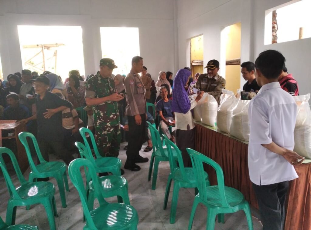Polsek Cijeungjing Polres Ciamis Awasi Distribusi Bantuan Pangan ke Warga Ciharalang
