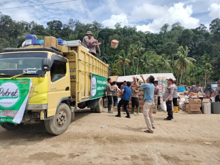 Brimob Polda Sumut dan Polres Langkat Bersihkan Masjid Pascabanjir, Salurkan Bantuan untuk BKM Masjid Azizi