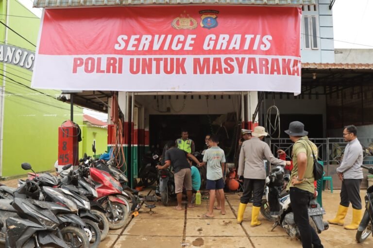 Bangkit Bersama Polri: Kapolres Tapteng Layani Service Motor Gratis untuk Warga Terdampak