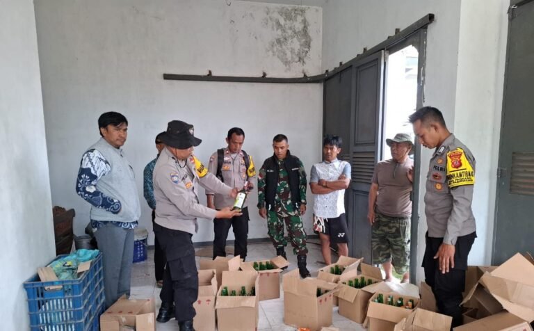 Polsek Pasirwangi Gerebek Gudang Miras Jelang Nataru, Puluhan botol miras berbagai merk berhasil diamankan