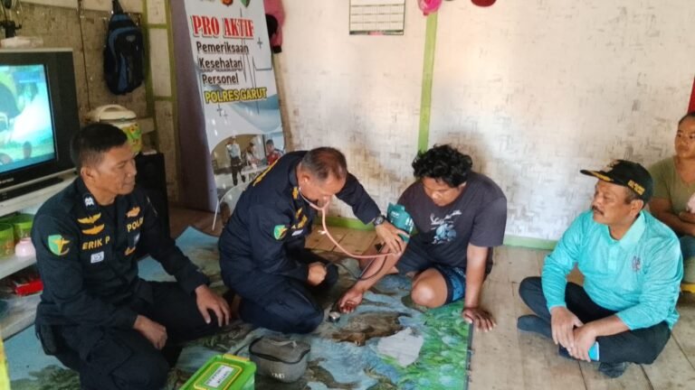 Sidokkes Polres Garut Gelar Pelayanan Kesehatan Proaktif, Warga Wangunjaya Terima Pemeriksaan dan Edukasi Kesehatan