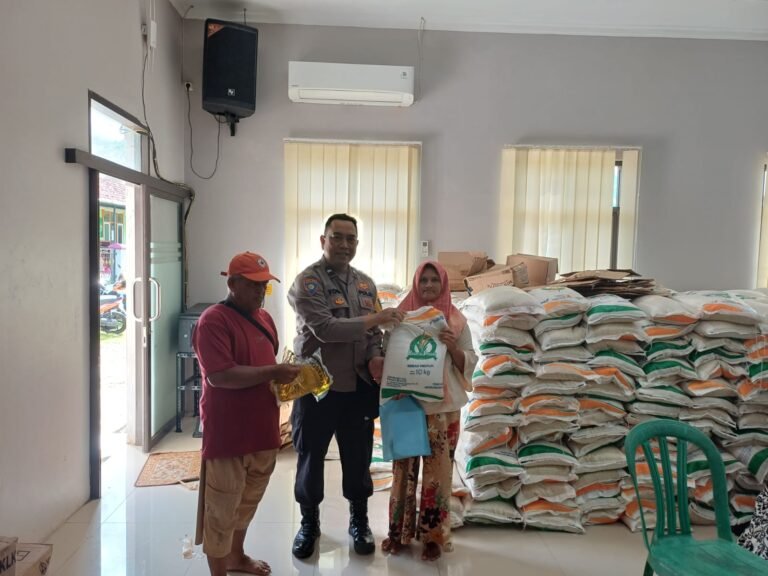 Polsek Ciamis Polres Ciamis Awasi Distribusi Bantuan Pangan ke Warga Bendasari