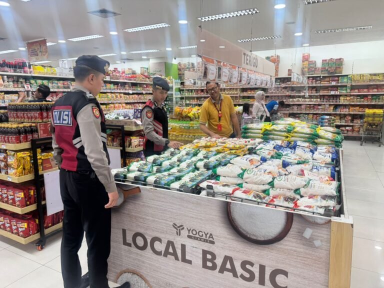 Pastikan Aman Jelang Nataru, Polres Ciamis Awasi Bahan Pokok di Toserba Yogya Cikoneng