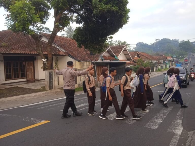 Pelayanan Masyarakat, Polsek Cihaurbeuti Polres Ciamis Bantu Anak Menyebrang di Area Sekolah