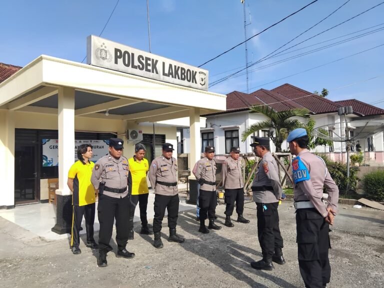 Polsek Lakbok Polres Ciamis Jumsih Bareng Warga Bersihkan Lingkungan di Makopolsek