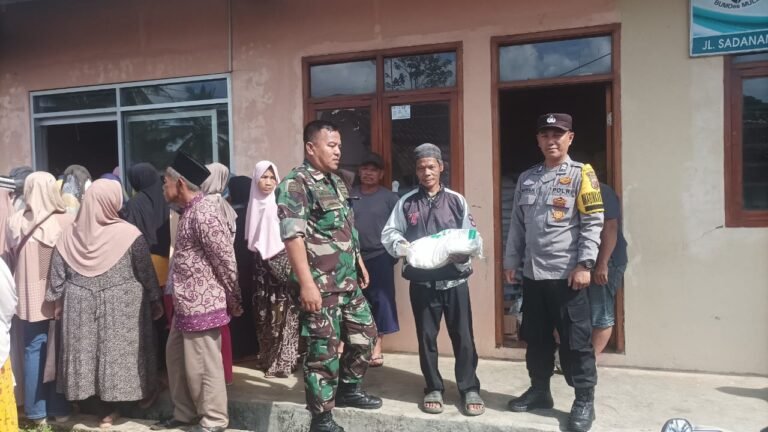 Polsek Ciamis Polres Ciamis Awasi Distribusi Bantuan Pangan ke Warga Sadananya