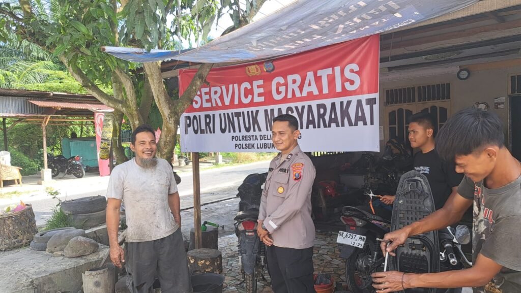 Jajaran Polresta Deli Serdang buka bengkel Service gratis untuk sepeda motor warga yang terendam banjir