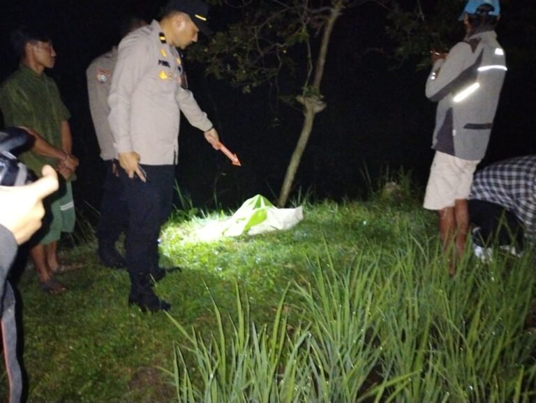 Polsek Karangpawitan Cek TKP Penemuan Mayat Bayi di Sungai Cibalagung