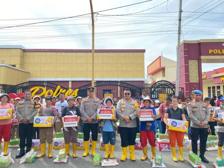 Polres Sibolga Salurkan Bantuan Sosial Bagi Korban Terdampak Banjir Dan Longsor Di Kota Sibolga