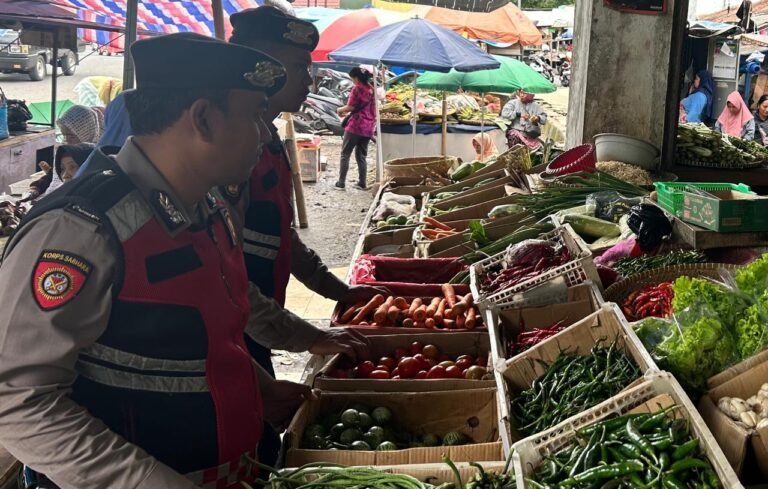 Pastikan Aman Jelang Nataru, Polres Ciamis Awasi Bahan Pokok di Pasar Manis Ciamis