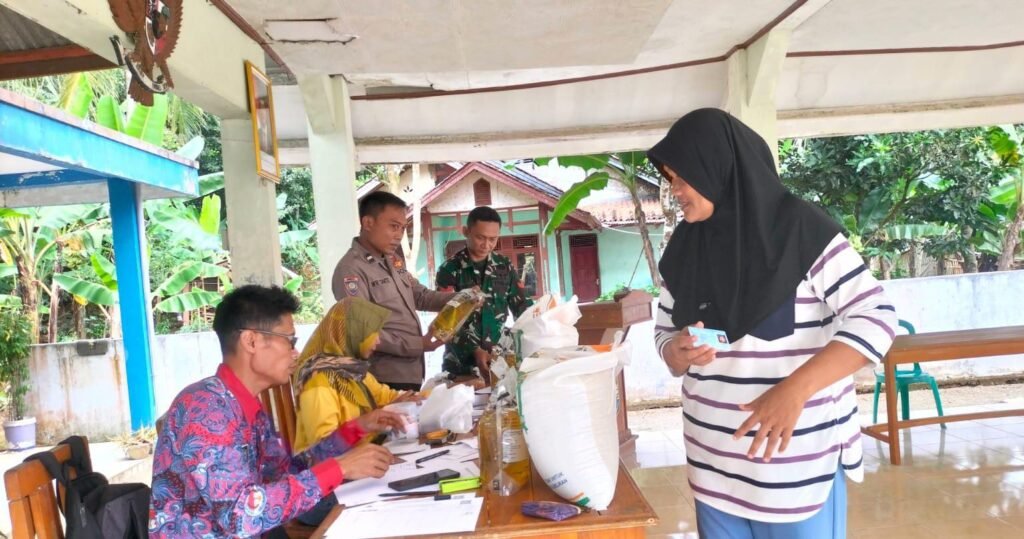Polsek Lakbok Kawal Penyaluran Bantuan Pangan di Desa Bantardawa, Pastikan Tepat Sasaran dan Situasi Tetap Kondusif