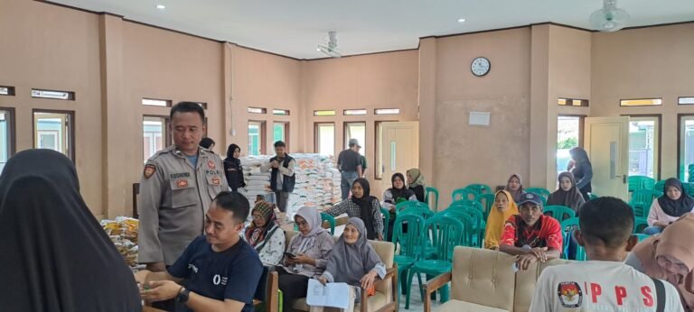 Polsek Cisaga Polres Ciamis Awasi Distribusi Bantuan Pangan ke Warga Kepel