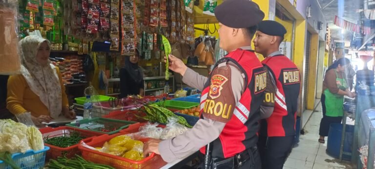 Pastikan Stok Aman Jelang Nataru, Polres Ciamis Awasi Bahan Pokok di Pasar Imbanagara