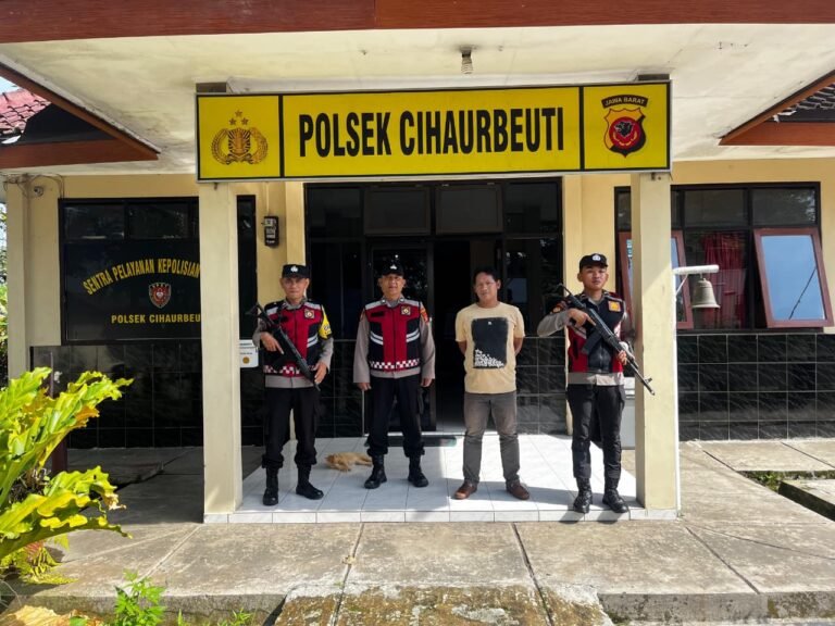 Personel Piket Jaga Siaga 24 Jam Layani Warga di Mako Polsek Cihaurbeuti Polres Ciamis