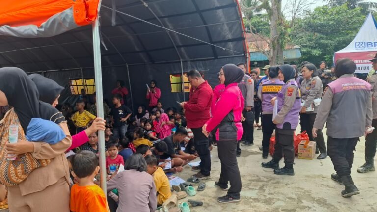 Polri Hadir untuk Meringankan Beban Warga Terdampak Banjir di Tanjung Pura