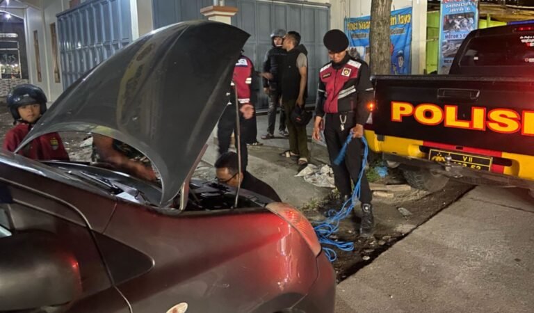 Patroli Dini Hari, Sat Samapta Polres Garut Bantu Pengendara Alami Gangguan Mesin