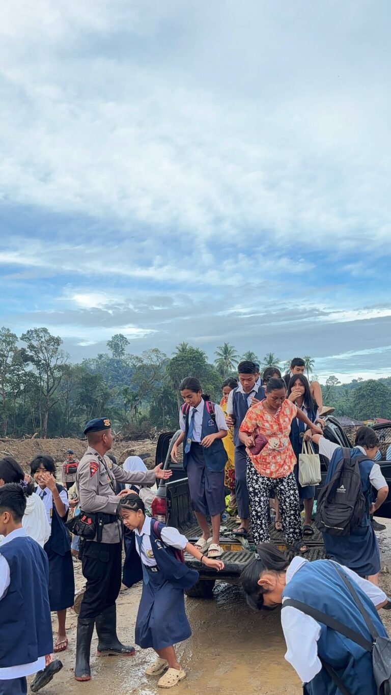 Kepedulian Nyata Pascabencana, Brimob Polda Sumut Antar-Jemput Anak-Anak Sekolah di Garoga