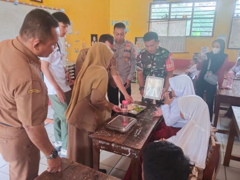 Polsek Lakbok Polres Ciamis Turun Langsung Pantau Laucnhing Dapur MBG Mandiri