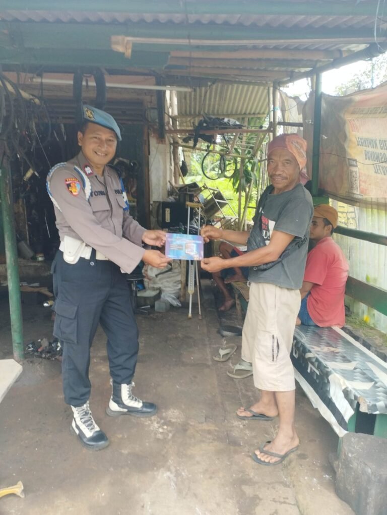 Tingkatkan Profesionalitas, Polsek Sukadana Bagikan Barcode Propam Polri di Area Publik