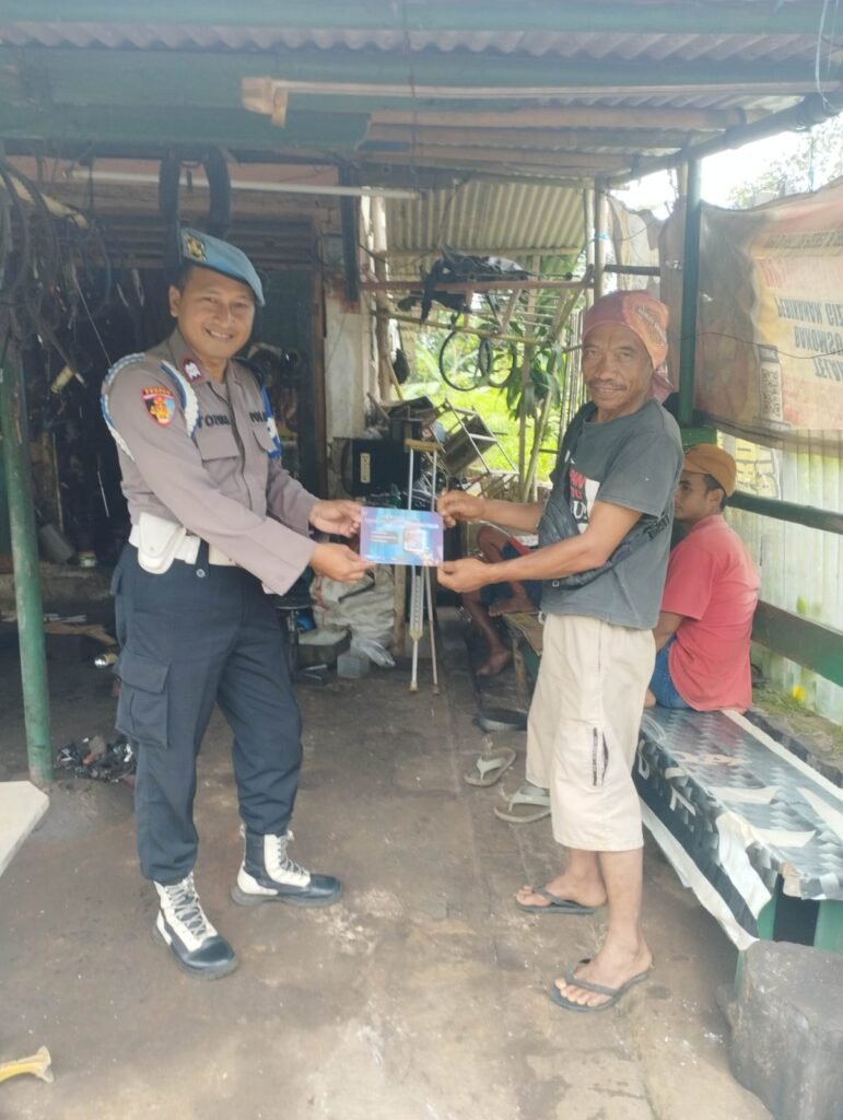 Tingkatkan Profesionalitas, Polsek Sukadana Bagikan Barcode Propam Polri di Area Publik