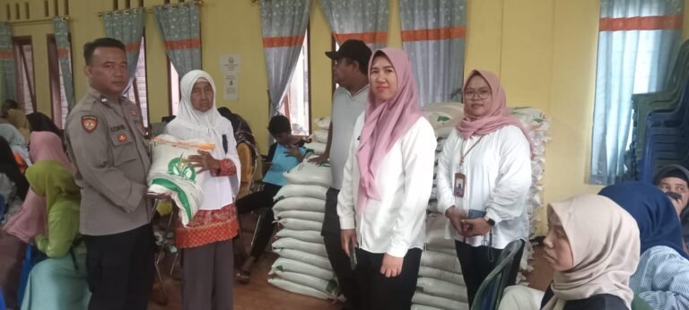 Polsek Cisaga Polres Ciamis Awasi Distribusi Bantuan Pangan ke Warga Cisaga