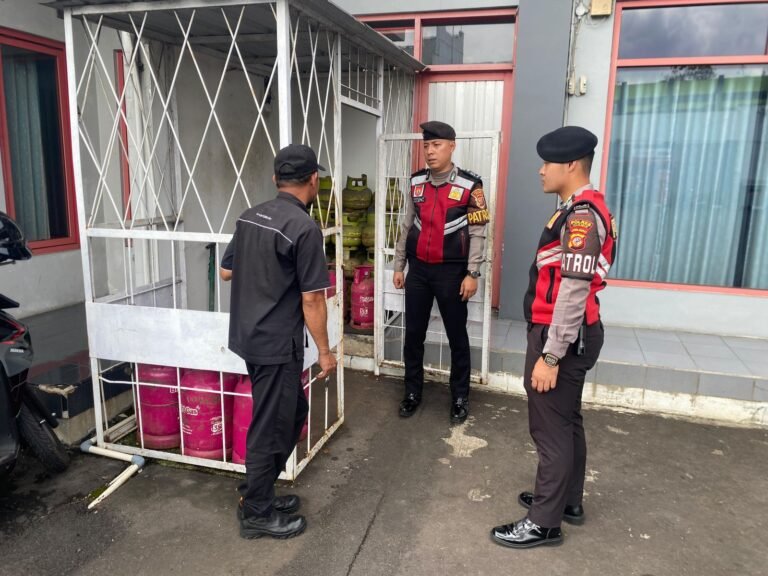 Humanis, Pasukan Patroli Roda 4 Polres Ciamis Datangi Obvit SPBU Nagrak Ciamis