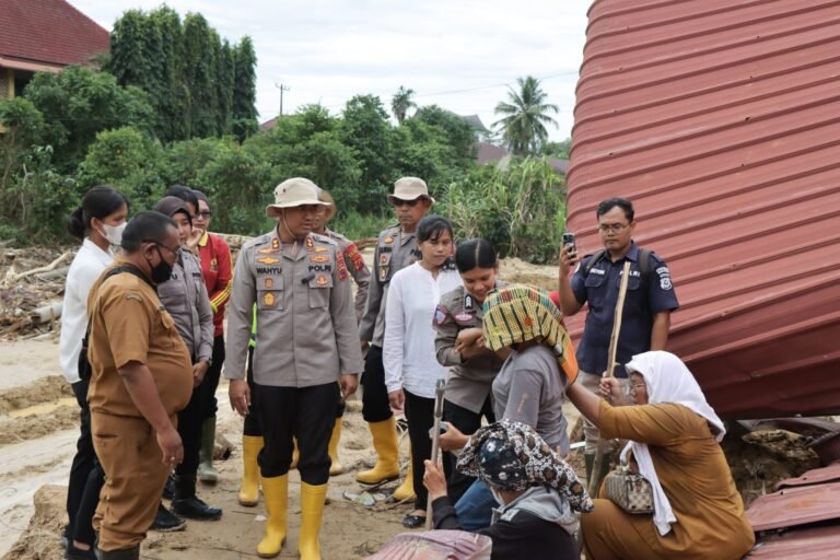 Polwan Tapteng Lupakan Selamatkan Harta Demi Evakuasi Tetangga dari Longsor