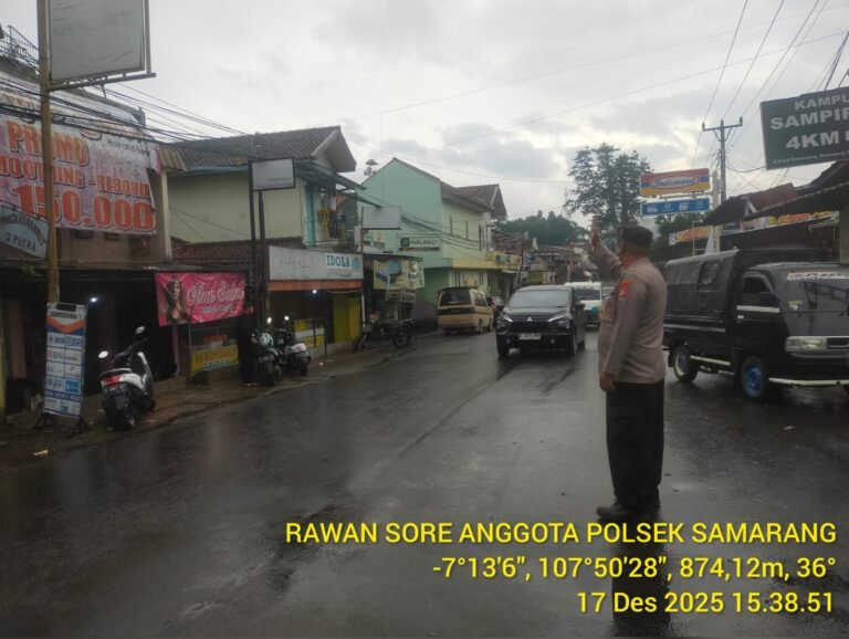 Beri Rasa Aman Bagi Masyarakat, Polsek Samarang Lakukan Pengaturan Lalu Lintas