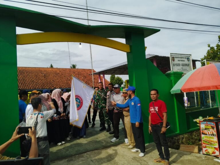 Polsek Cikoneng Kawal Gerak Jalan Sehat HGN dan HUT PGRI Ke-80, Wujud Dukungan Polri terhadap Kegiatan Pendidikan