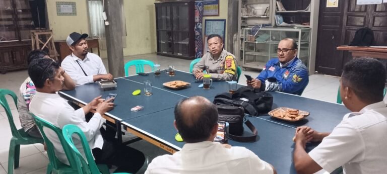 Polsek Rajadesa Polres Ciamis Monitoring Acara Rapat Minggon Desa Sirnabaya